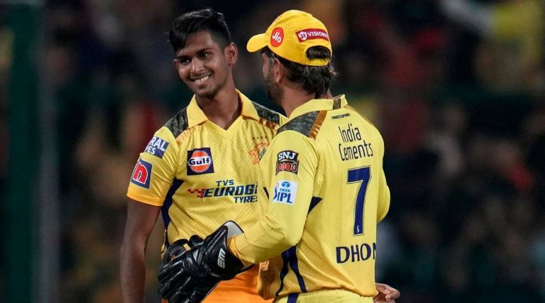 டெஸ்ட் கிரிக்கெட் விளையாட வேண்டாம்: பதிரனாவுக்கு தோனி சொன்ன அட்வைஸ் !