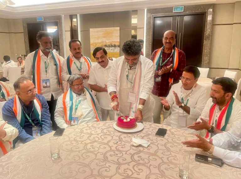 ”புதிய முதலமைச்சரை டெல்லி முடிவு செய்யும்..!” டிகே சிவக்குமார் கூறியுள்ளார்.