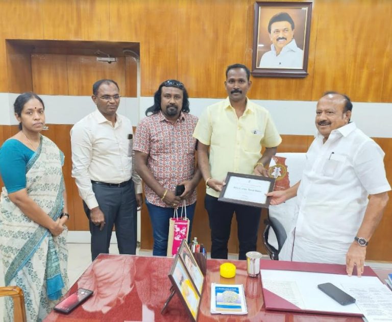 ’’சர்வதேச தேனீ தினம்; குமரி மாவட்ட தேனீ வளர்ப்பாளருக்கு தேசிய விருது..!’’ அமைச்சர் எம்.ஆர்.கே.பன்னீர்செல்வம் வாழ்த்து
