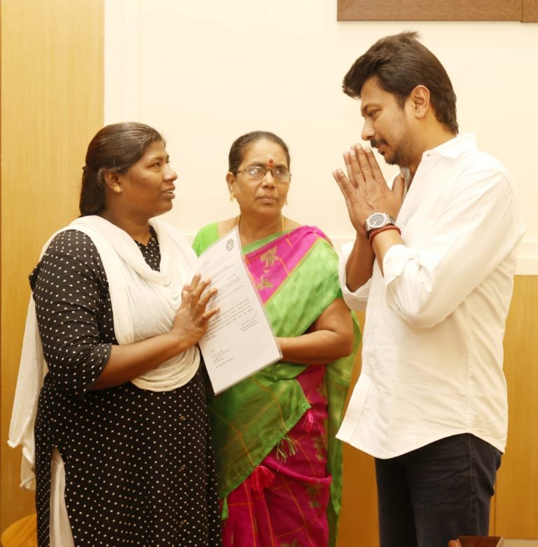 ’’பார்வை மாற்றுத்திறனாளிக்கு அலுவலக உதவியாளர் வேலை..!’’ அமைச்சர் உதயநிதி ஸ்டாலின் உருக்கம்