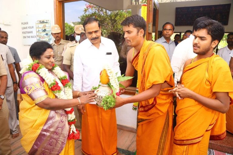 “இப்போது, உலக சுகாதார மையம் கொரோனா இல்லாத காலமாக அறிவித்துள்ளது. இதற்கு அறிவியலும் காரணம், ஆன்மிகமும் காரணம்..!” வேலூர் ஸ்ரீபுரம் நாராயணி பீடத்தில் ஆளுநர் தமிழிசை பேட்டி