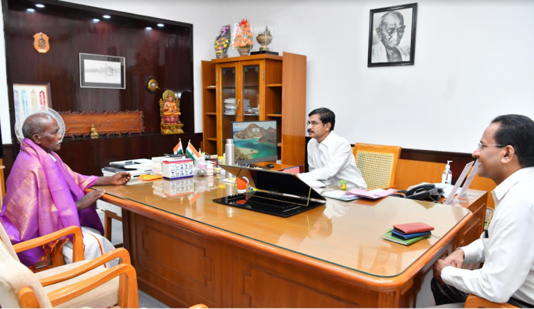 ’’மயானத்தில் மரங்களை நட்டு மரகதச் சோலையாக்கிய விவசாயி..!’’ இறையன்பு நேரில் அழைத்து வாழ்த்து