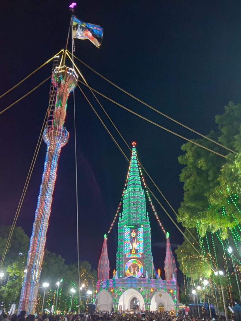 “தெற்கு கள்ளிகுளம் அதிசய பனிமாதா பேராலயம் திருவிழா கொடியேற்றத்துடன் தொடங்கியது..!”