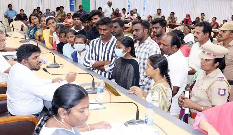 ’’விருதுநகரில் போலிக் கல்லூரியா..? மாவட்டக் கலெட்டரிடம் மணு கொடுத்தனர்
