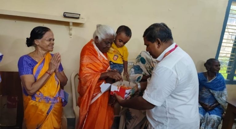 ’’முதியோர் இல்லத்தில் பிறந்தநாள்..!’’ ஆசிரியர் தருமராஜா நெகிழ்ச்சி