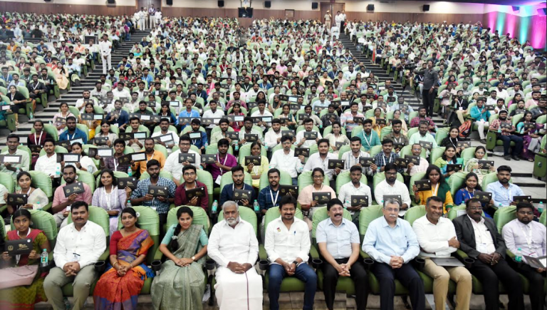 குடிமைப்பணி (ஐஏஎஸ்) தேர்வெழுதும் மாணவர்களுக்கு ரூ.7500 ஊக்கத்தொகை அமைச்சர் உதயநிதி வழங்கினார்