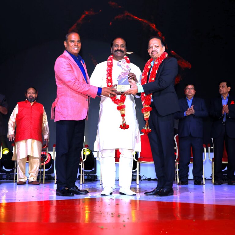 கவிஞர் வைரமுத்து மலேசியாவில், ‘பெருந்தமிழ்’ விருது பெற்றார்